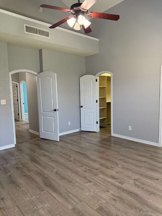 Building Photo - "Charming 3-Bedroom Retreat with 2 Full Ba...