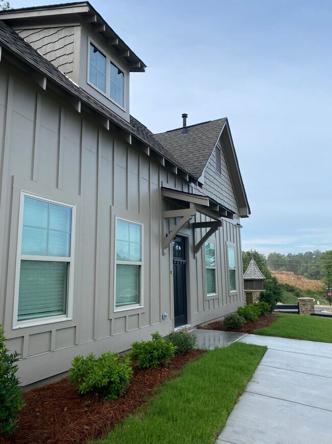 Building Photo - Spacious 3 Bedroom Home with Primary Suite on Main Level