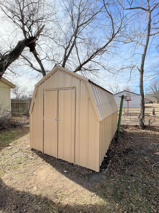 Building Photo - Cute 1 Bedroom 1 Bath Cottage