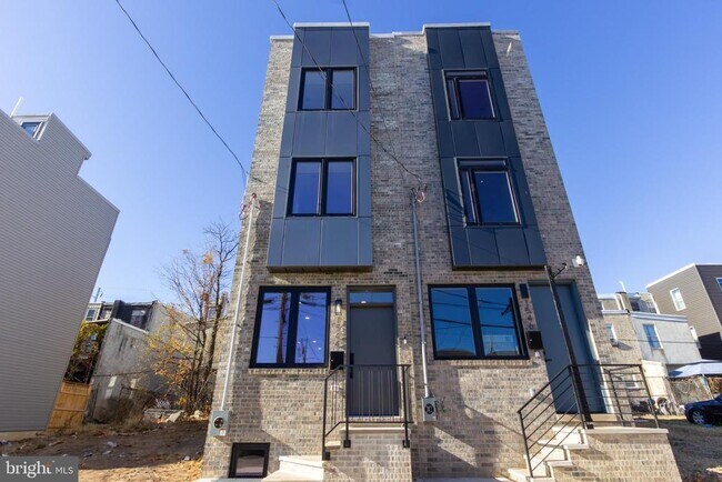 Building Photo - 1544 N Darien St