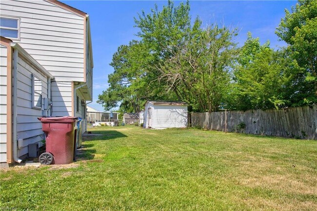 Building Photo - 3044 Camelot Blvd
