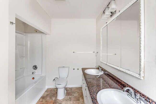 Building Photo - CUTE AND COZY FOUR BEDROOM IN LONGVIEW