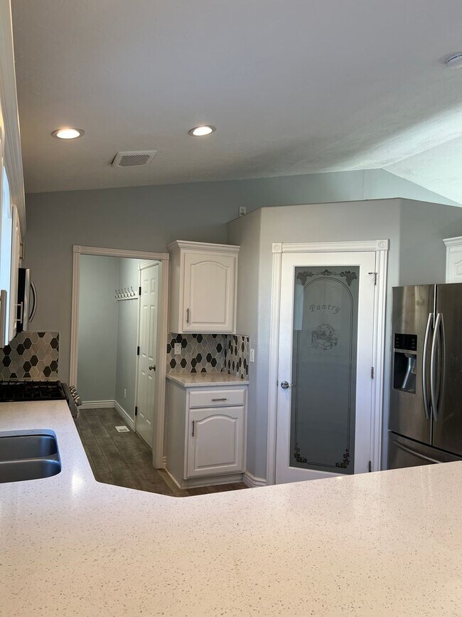 Building Photo - THIS IS A LEASE TAKEOVER - PLEASE CONTACT ...