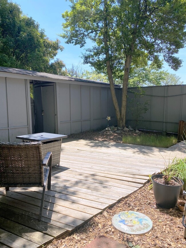 Building Photo - 56 Woodlake Dr