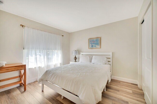 Building Photo - 2555 Youngs Ave