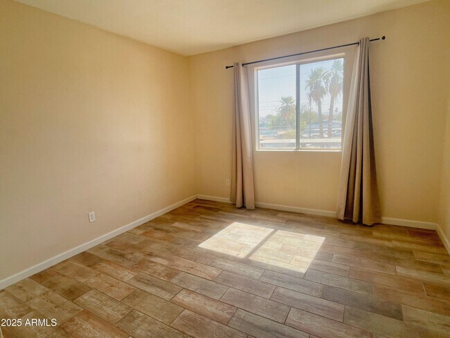 Building Photo - 740 W Elm St