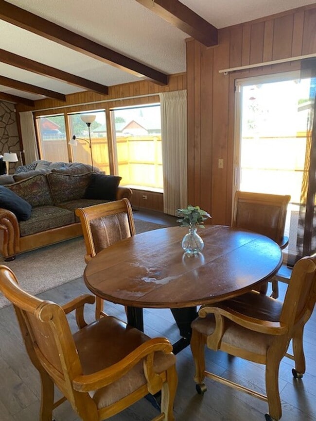 Building Photo - charming home in Terrebonne - Tons of room...