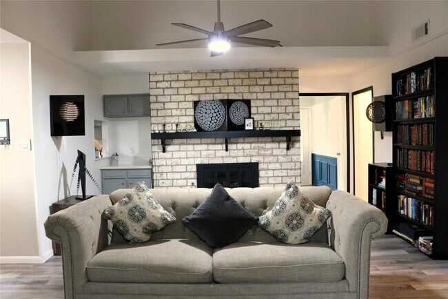 Building Photo - 11322 Sagewillow Ln