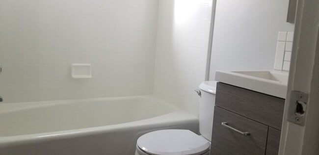 Building Photo - 1 Bedroom Salt Lake Condo Available early ...