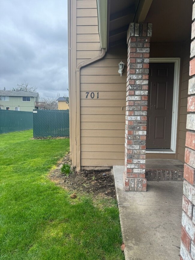 Building Photo - (SAM 15) 3 bedroom and 1.5 Bathroom duplex