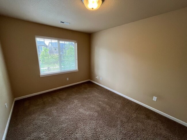 Building Photo - Spacious SE Bend 3 Bed/2.5 Bath on Corner ...