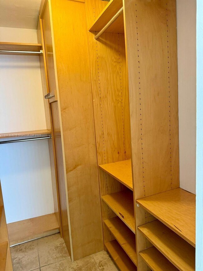 Building Photo - 2000 NE 135th St