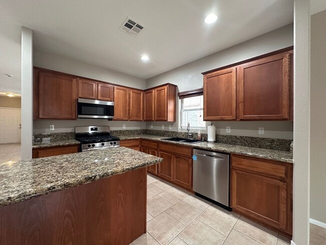 Building Photo - Spacious single story home w/3 beds, 2 bath, den, 2 car garage, near everything.