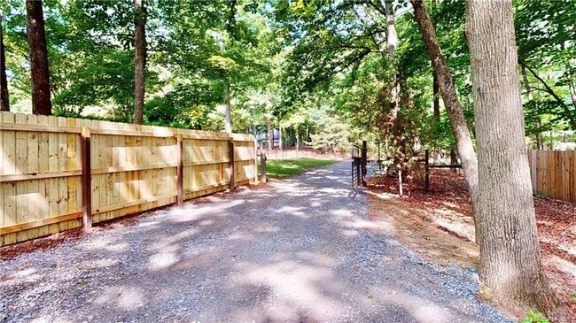 Building Photo - 2402 Rockwood Dr