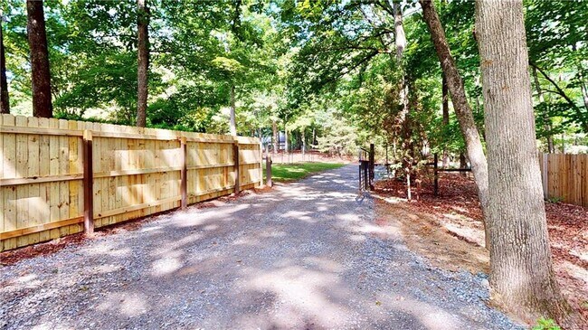 Building Photo - 2406 Rockwood Dr