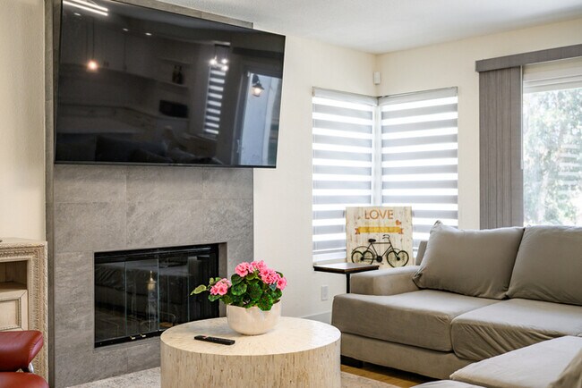 Building Photo - Luxe Spacious Home Near Parks Fully Equipped