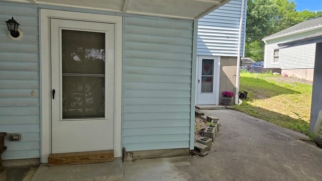 Building Photo - 113 Oak Ridge Dr