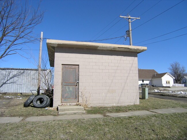 Building Photo - 420 Main St