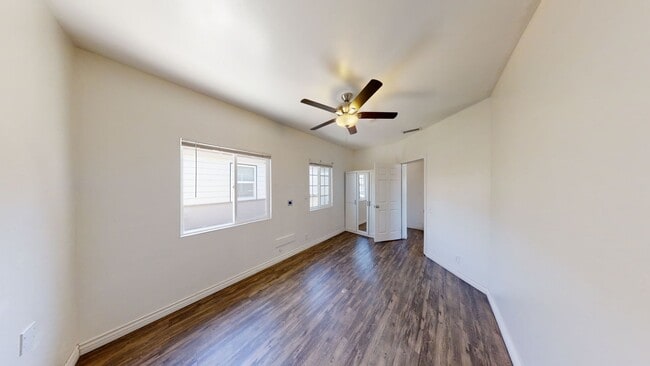 Building Photo - 7BD/3BA, Big Driveway!!