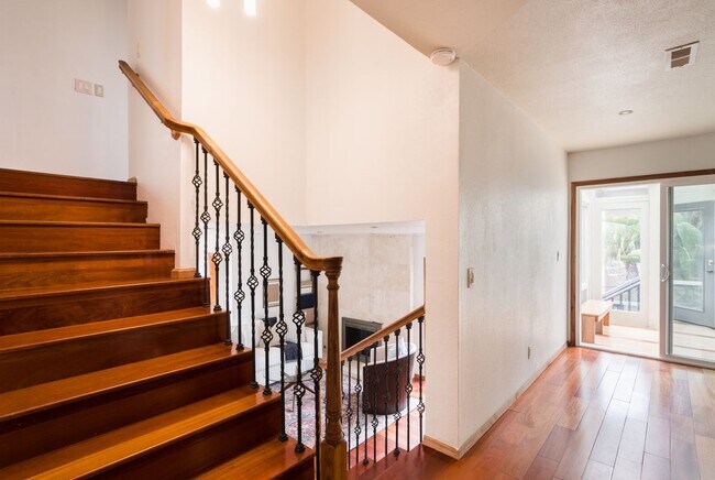 Building Photo - 309 S Rios Ave