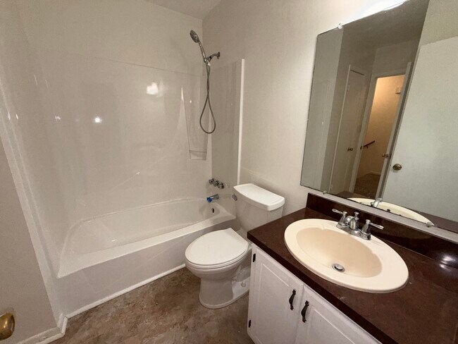 Building Photo - 537 Schneider Dr