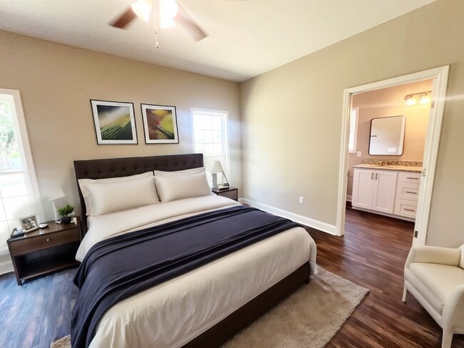 Building Photo - 207 Silverthorn Dr