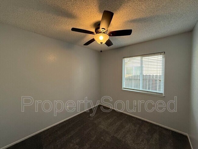 Building Photo - 1708 Applegate Dr