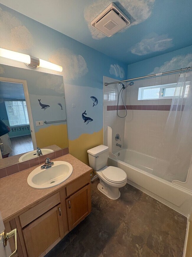 Building Photo - Bright, Spacious Townhome with Stylish Upgrades in Pinehurst/Roosevelt