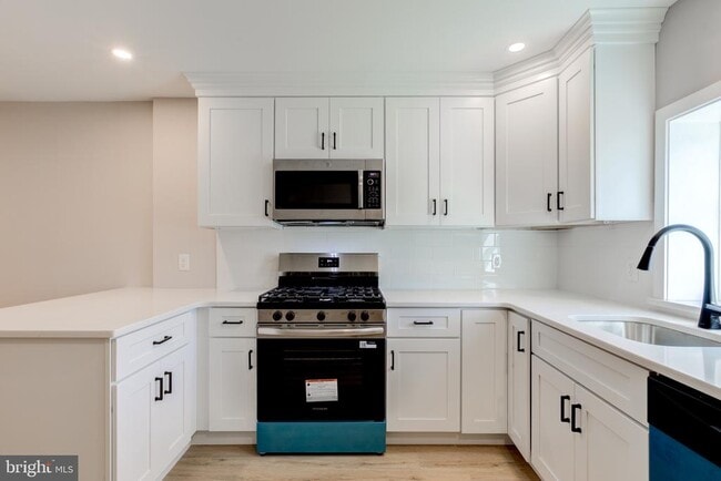 Building Photo - 369 E Hector St