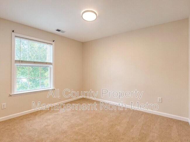 Building Photo - 2195 Highland Gate Dr