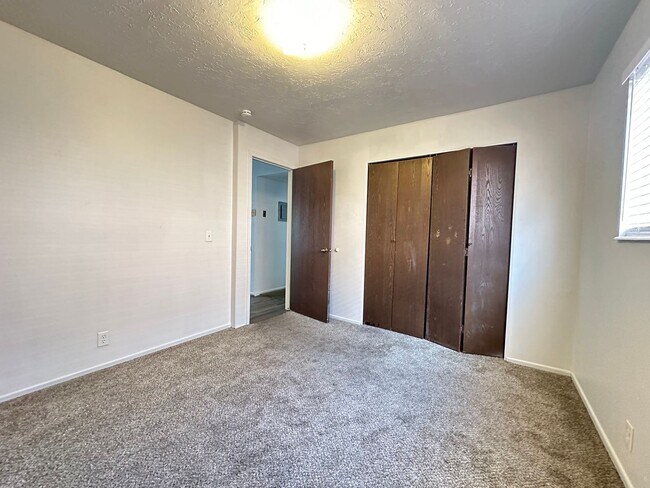 Building Photo - 4 Plex- Foxbridge Dr