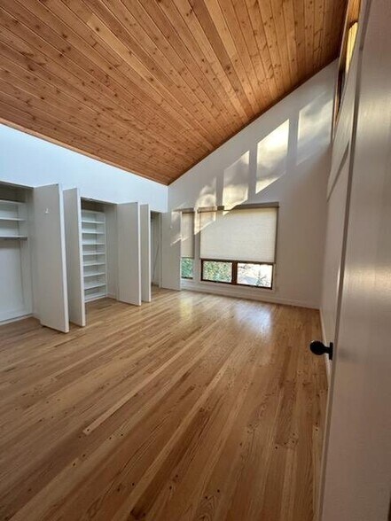 Building Photo - 115 Parkview Cir