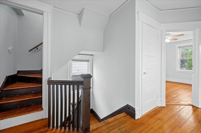 Building Photo - 4 Bed 1 Bath Large Home