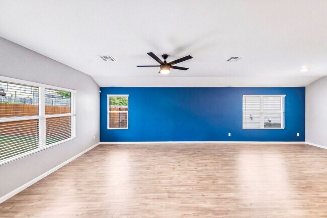 Building Photo - NO CARPET! Up to 1 Month Free Rent with 18-24 Month Lease! No Security Deposit Programs Available.