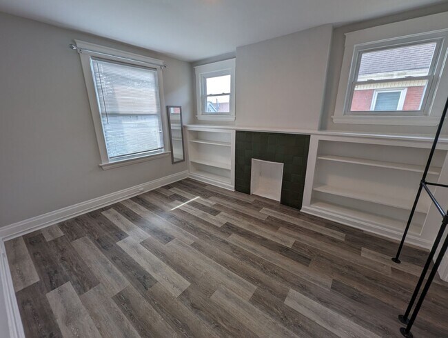 Building Photo - Beautiful Housing Convenient to Xavier Campus with Bonus Room