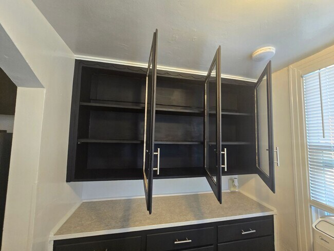 Building Photo - 512 N Palm St