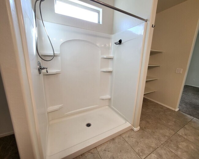Building Photo - 3 Bedroom 2 Bathroom Magma Ranch Home