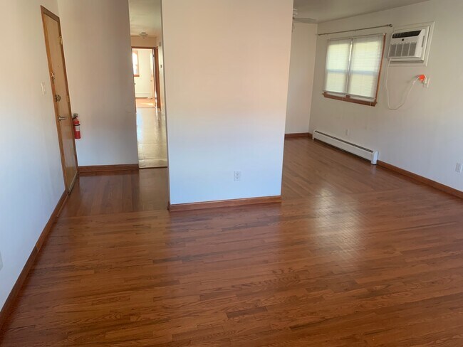 Building Photo - 203 5th St