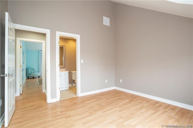 Building Photo - 453 E Putnam Ave