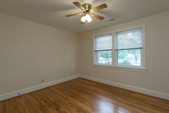 Building Photo - Charming Irving Park Duplex updated 2 bedr...