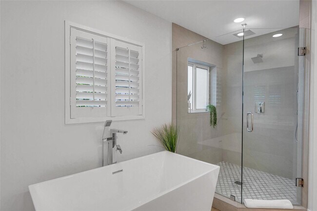 Building Photo - 1606 NE 18th Ave