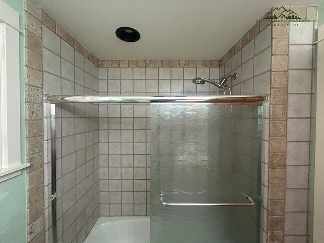 Building Photo - 320 Sunset Dr