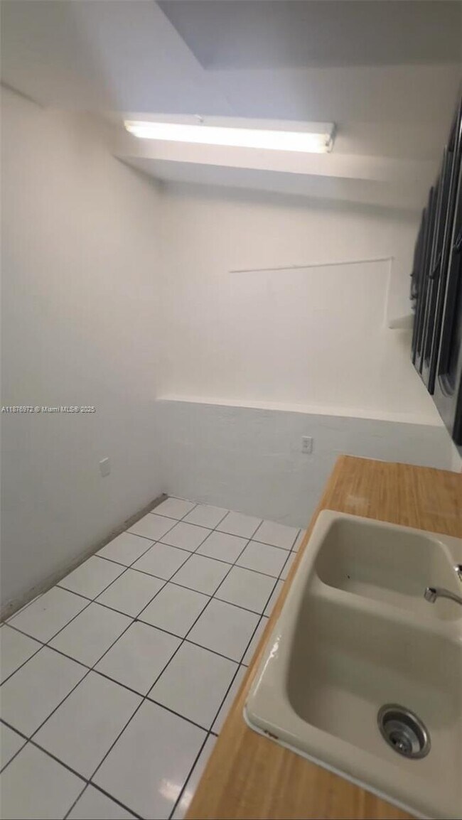 Building Photo - 1340 Peri St