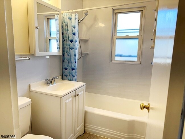 Building Photo - 390 Morris Ave