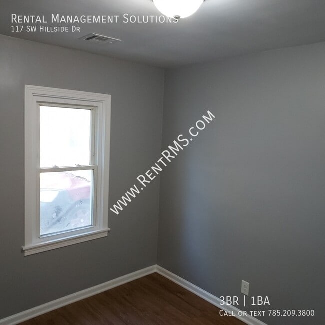 Building Photo - 117 SW Hillside Dr