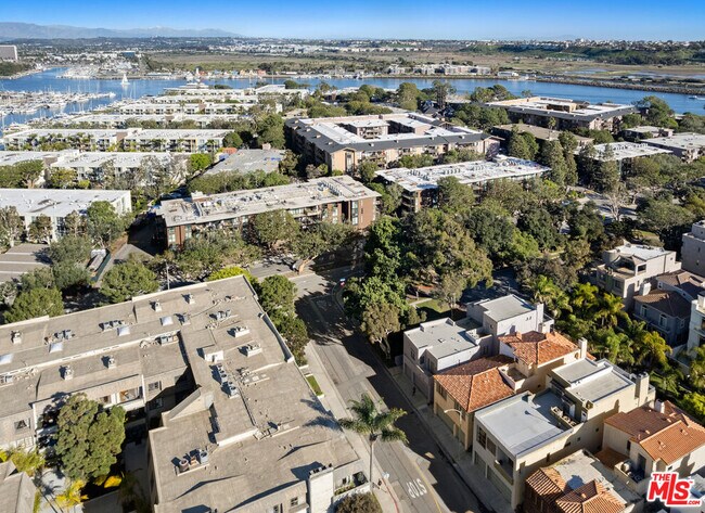 Building Photo - 143 Union Jack Mall