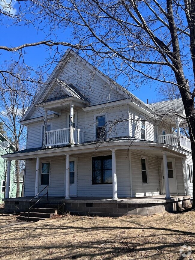 Building Photo - 820 10th St E