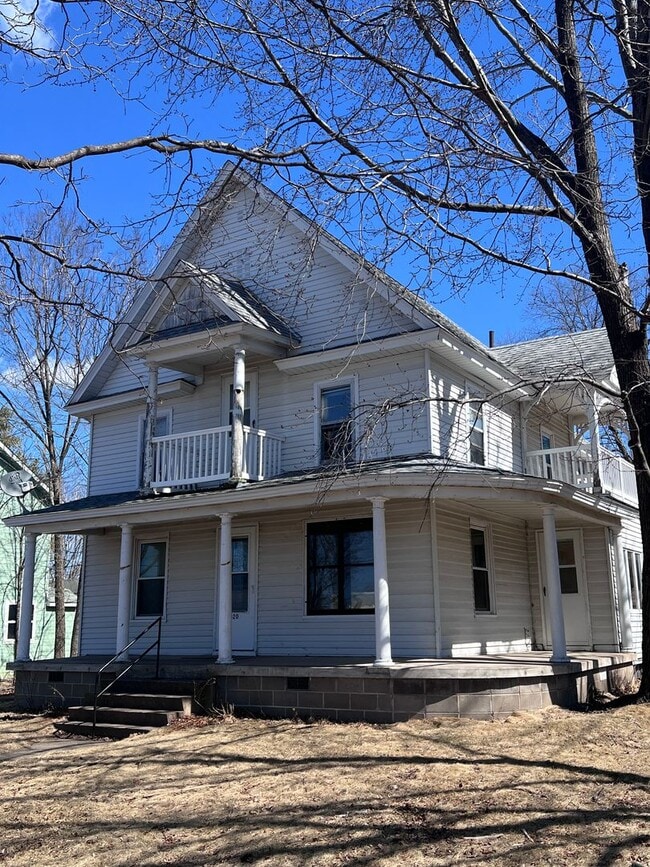 Primary Photo - 820 10th St E