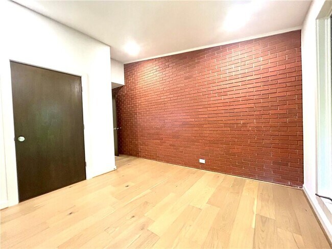 Building Photo - 547 N Gray Ave
