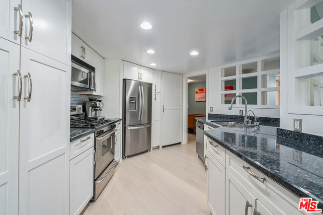 Building Photo - 723 Westmount Dr